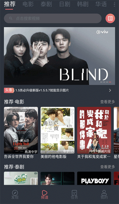 漂浮在红茶上的玫瑰花瓣漩涡壁纸